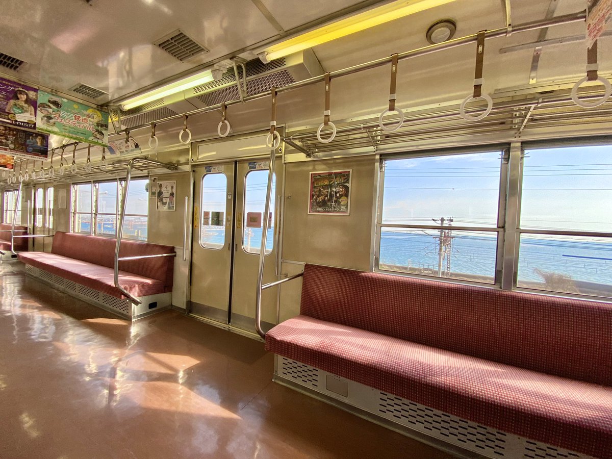 kndiknck's tweet photo. 電車の窓から見える海。 https://t.co/zuJMBdugEy