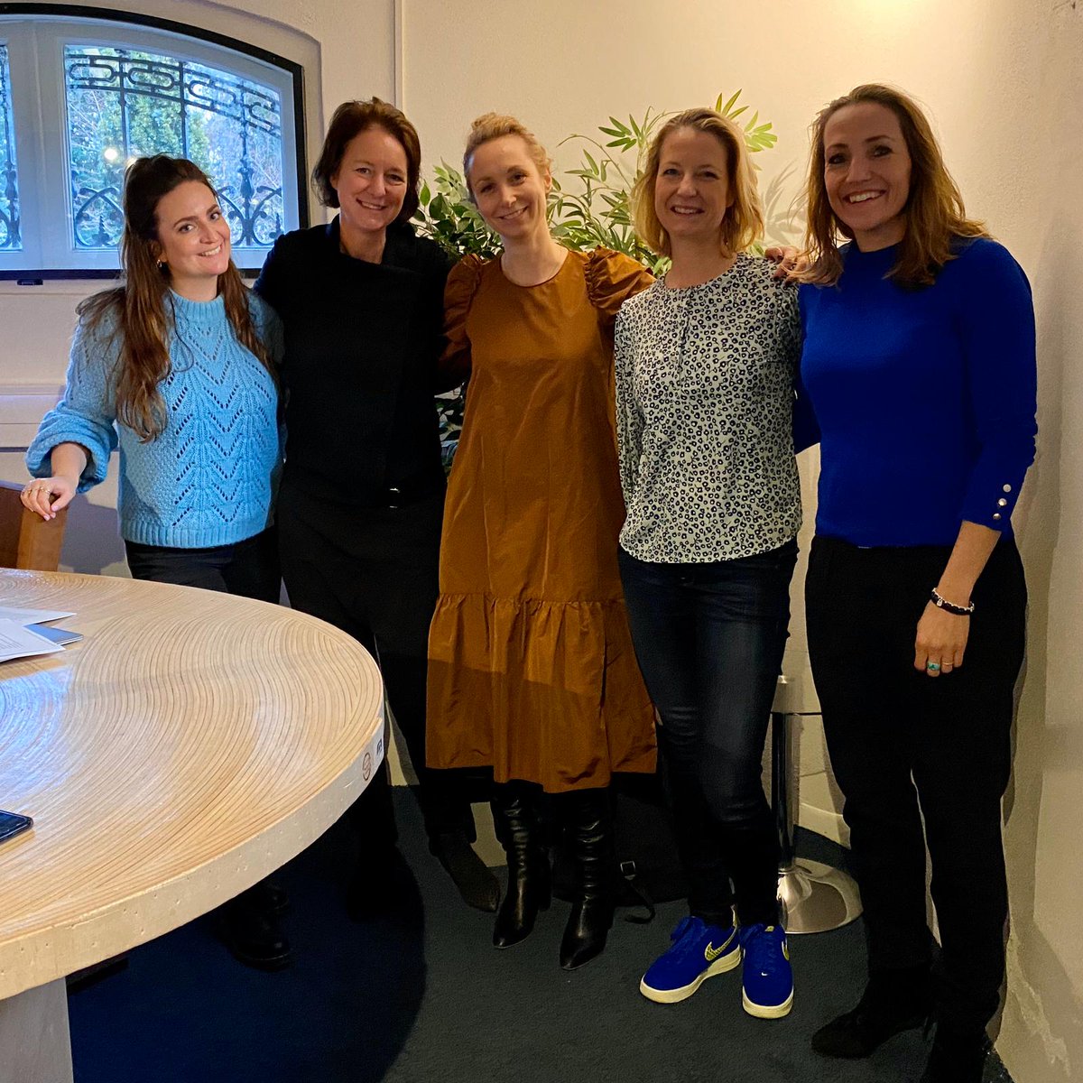doorn's tweet image. Not 1 but 4 trailblazers in the HelloMasters podcast studio! Stay tuned for a deep dive on marketing and innovation in the beauty industry with @CosmopolitanNL , @PaulasChoiceNL and @weareeves in a new #hellomasters by @HelloMaas