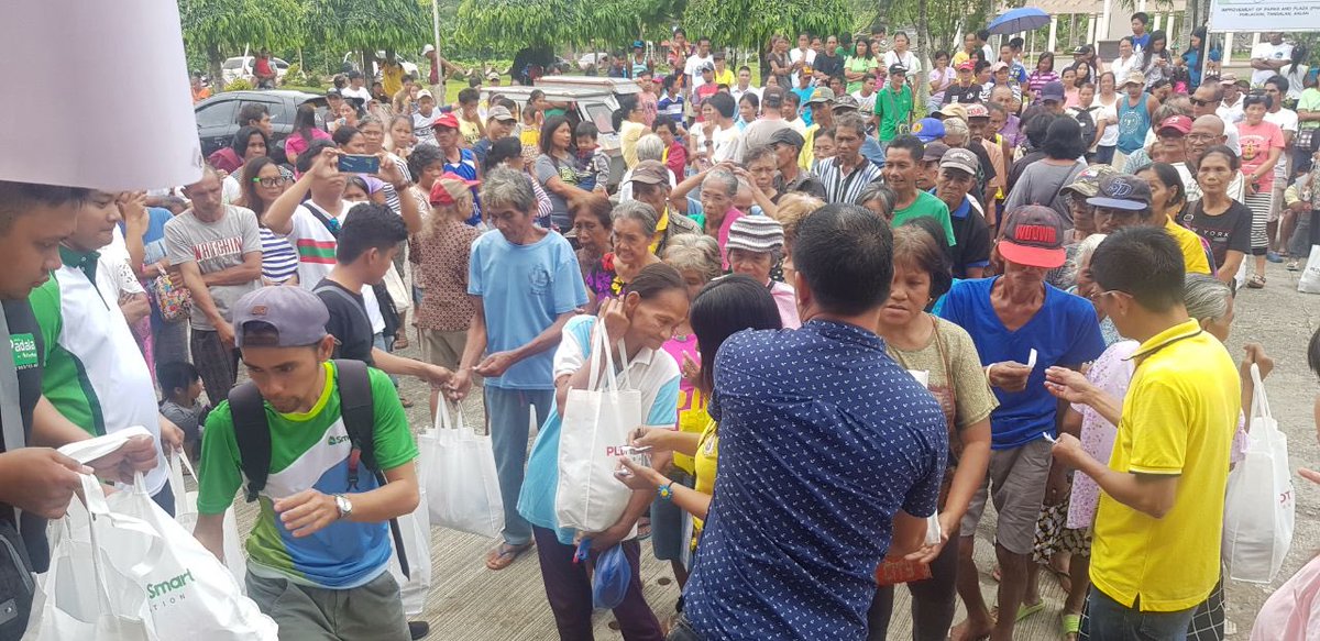 SmartNewsroom's tweet photo. Earlier today, employee-volunteers and partners distributed relief goods, including rice, noodles, canned goods, and drinking water to residents in the municipalities of Tangalan and Ibajay. #SafePH #UrsulaPH https://t.co/ITj02vOiWv