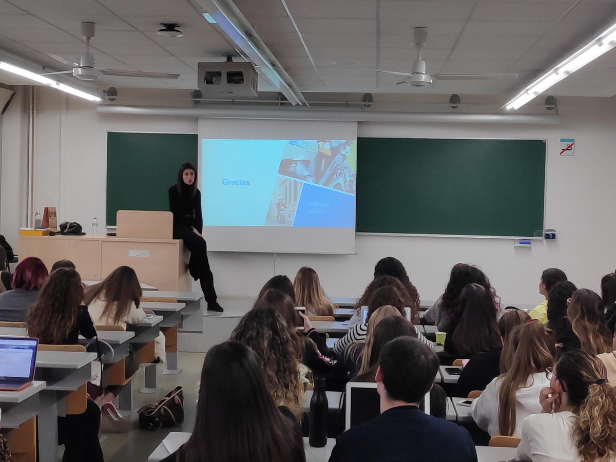 publicomUAB's tweet photo. Aquest passat dilluns, @CarmenOMB va passar per la facultat per parlar-nos de l'adaptació dels gabinets de Comunicació a les noves empreses digitals. Fou un plaer escoltar-la. Gràcies per la teva generosa participació Carmen i a la  professora @AliciaSRoldan per organitzar-ho.👏 https://t.co/ESnB8zxbGT