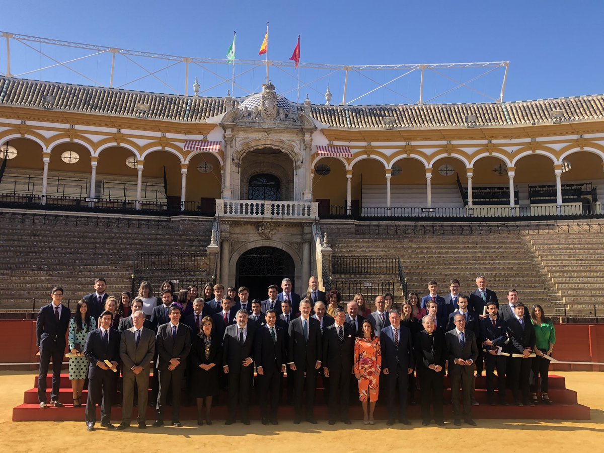 S. M. el Rey, junto a los premiados. Pablo Aguado, Morante de la Puebla, José María Manzanares, Diego Ventura y Alberto García Reyes, entre ellos.