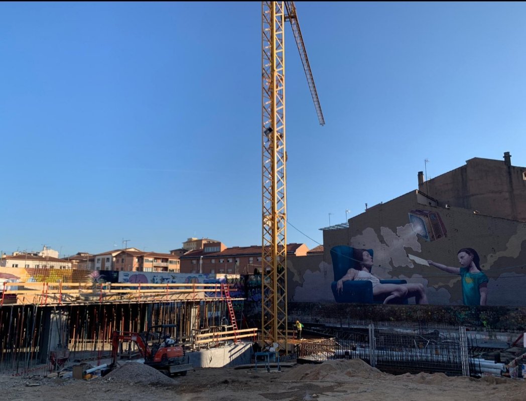 SusagnaRoura's tweet photo. La biblioteca Pilarin Bayés va pujant amunt. Amb ganes de poder-ne gaudir el més aviat possible. Tal  i com va dir algú... "La cultura és la farmàcia de l'ànima" https://t.co/6yz27h4h6O