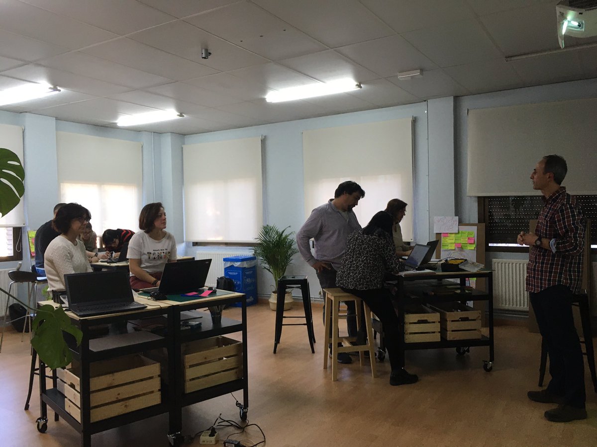 cpmariadeavila's tweet photo. @catedu_es imparte la segunda sesión de la formación #ArTduino en el #SteamLabAragón @dgafprofesorado @tonimartinez24 @AsesoriaCarea https://t.co/wlGvhUoxNS