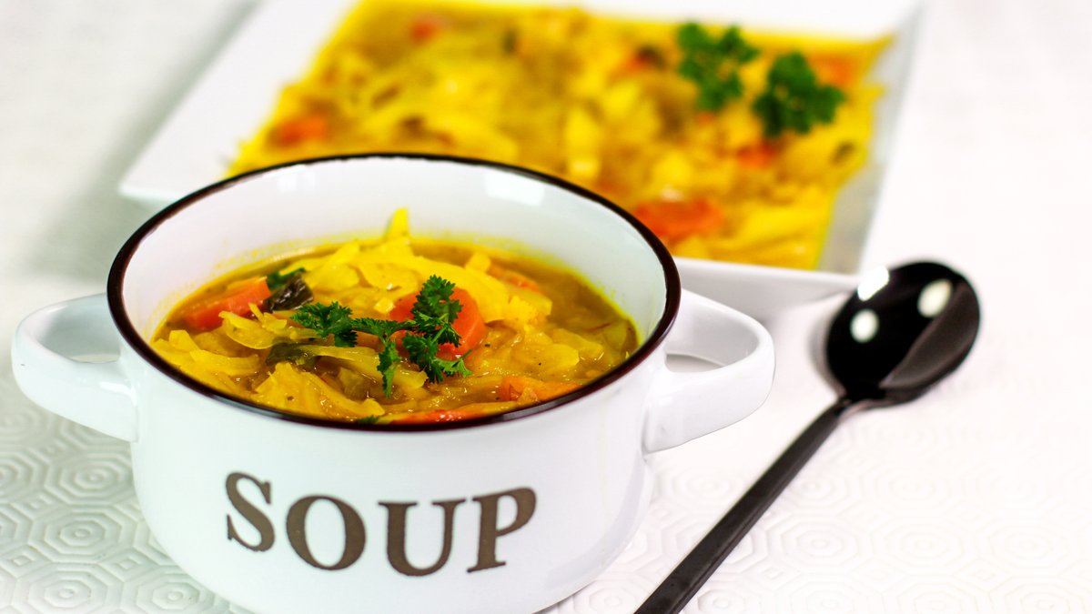 essenmitlust's tweet photo. Die KOHLSUPPE mit KURKUMA hilft nicht nur beim Schlankbleiben, sondern schmeckt zudem auch richtig lecker. #kohlsuppe #kohlsuppemitkurkuma #Esslust https://t.co/N0O5fBklXw https://t.co/dqGGnaBheZ