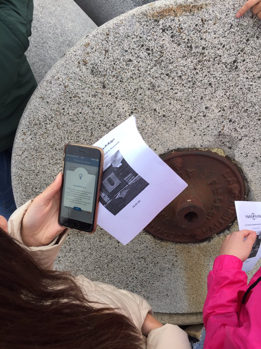 bblanc0's tweet image. Aunque llevan la aplicación del @mathcitymap también llevan un cuadernillo para recoger datos y apuntar los procesos. Las sugerencias de la app les van guiando en el proceso aportando la información que van necesitando como alguna fórmula o la el dato de la densidad.