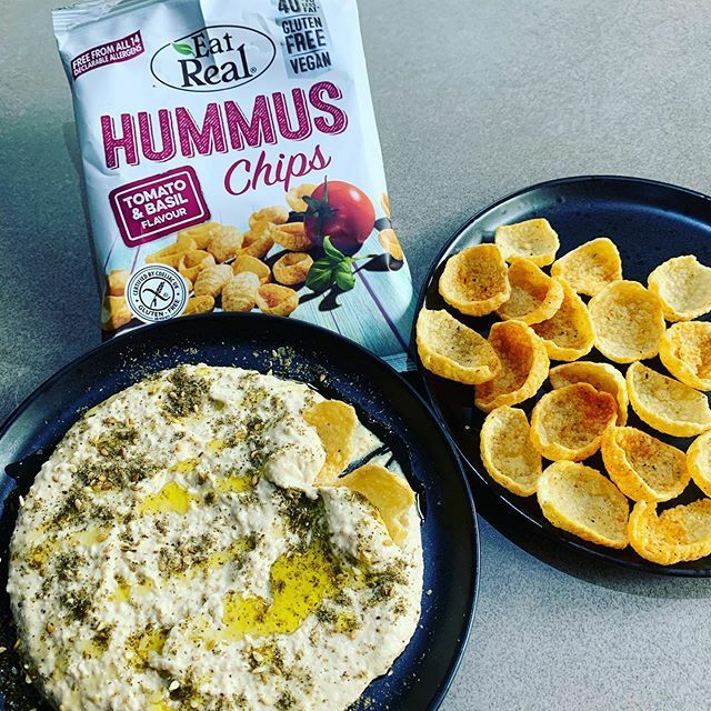 thegourmetgays's tweet photo. We love a crisp (or 50), Hummus chips from @eatrealsnacks Tomato and Basil flavour, vegan and gluten free if either are your choice.
#EatRealSnacks #Triyit
Even nicer dipping into real hummus with Za’atar and some of @thegayfarmer extra virginal olive oil.
.
.
#campaign #tes… https://t.co/DgGwoxwzhL