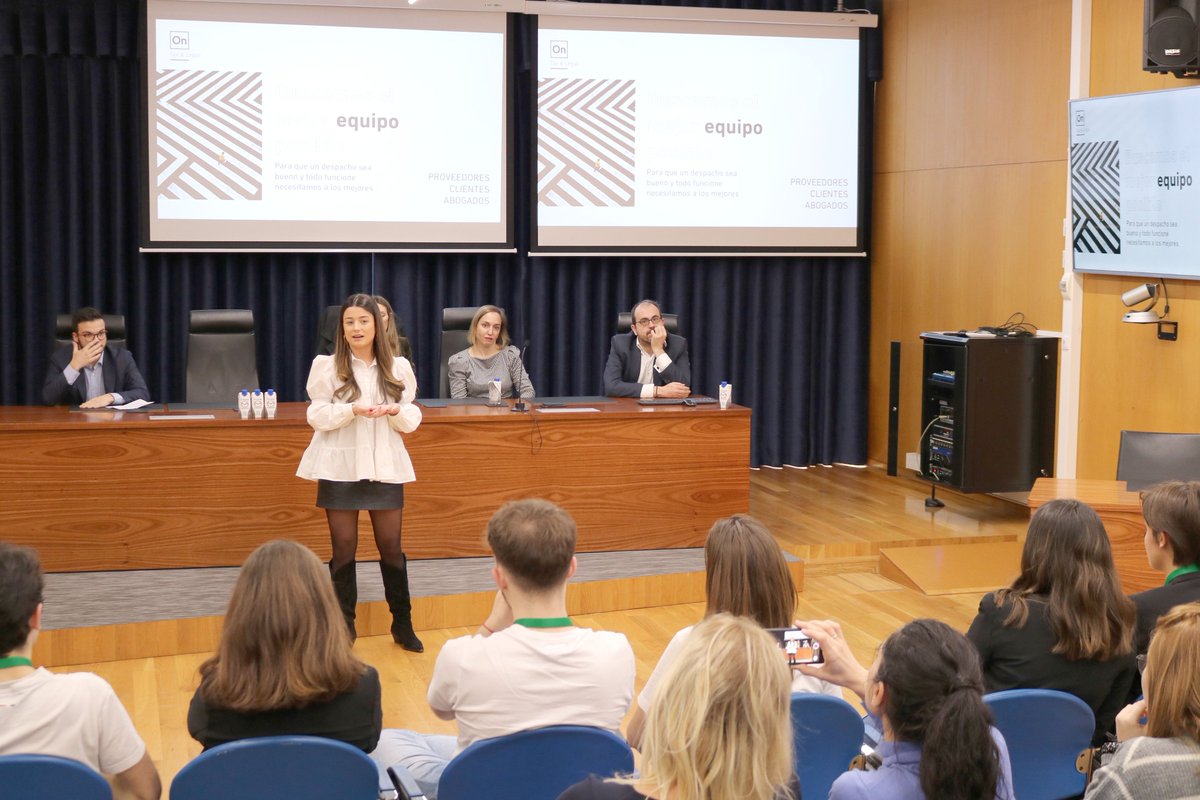 OnTax_Legal's tweet photo. Nos dirigimos a los abogados del mañana en el Foro de Emprego de la @uvigo. Buscamos al mejor equipo posible por que sabemos que nuestro éxito deriva de contar con los mejores abogados y los mejores clientes. #EquipOn https://t.co/sunyh3iqQ4