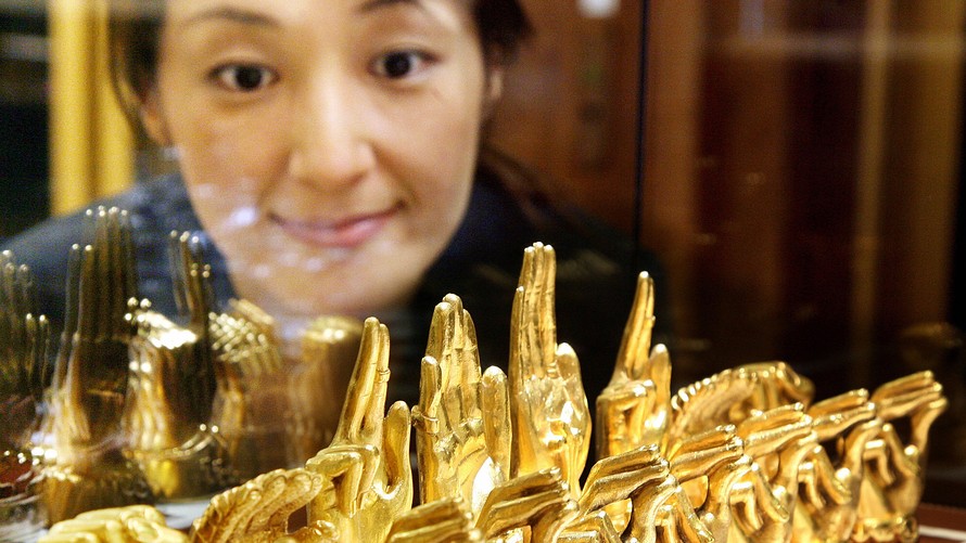 SchnacksJewelry's tweet photo. Gold futures climbed today, putting bullion on track to register a sixth straight gain as persistent worries about China’s coronavirus and a benign interest-rate environment provide a runway higher for the precious metal. Gold has climbed in tandem with @ https://t.co/RpYEu28RIN https://t.co/PP732Zo1Iy