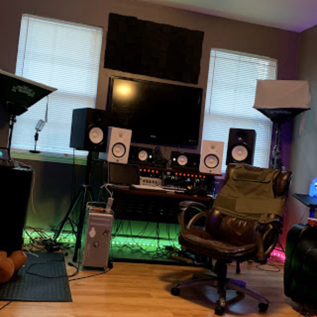 quinceevsmiguel's tweet photo. All music written, recorded and mixed by myself @ Quincee Musik Studios. S/o to all the featured artists who did their damn thang!!! #TeamQuincee https://t.co/Nv5w9G1D7Z