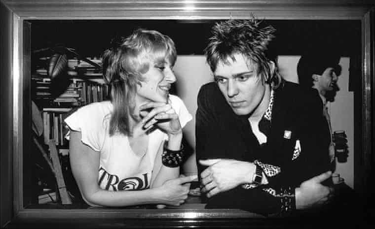 sweetienippy's tweet photo. Caroline Coon and Paul Simonon in 1976. (Sheila Rock) https://t.co/11gTQygnfw