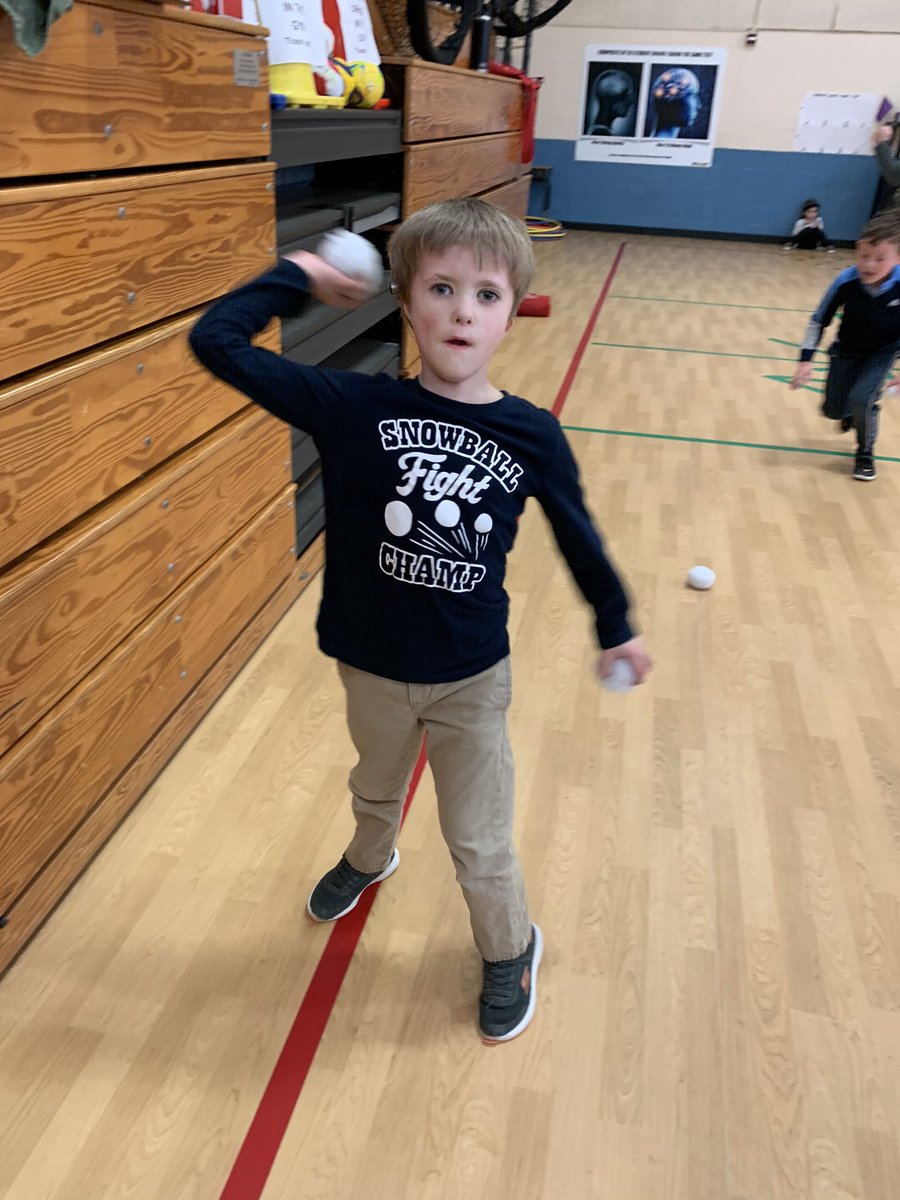 cgreschak1's tweet photo. CES kiddos are ready for the snow ❄️🤞🏼⛄️❄️ #snowballfight #teamwork #snowangles #PhysEd #CurrituckK12 https://t.co/52nFvEATtg