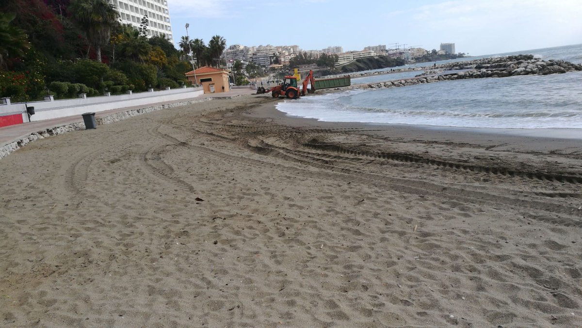 BenalmadenaB's tweet photo. Los operarios de #limpieza continúan con la ardua tarea de retirar las cañas acumuladas tras el temporal de finales de enero. Hoy han acabado el trabajo en #Playa Bonita y mañana le tocará a #Torremuelle.
#BenalmádenaBrilla https://t.co/ZysfXAxdjy