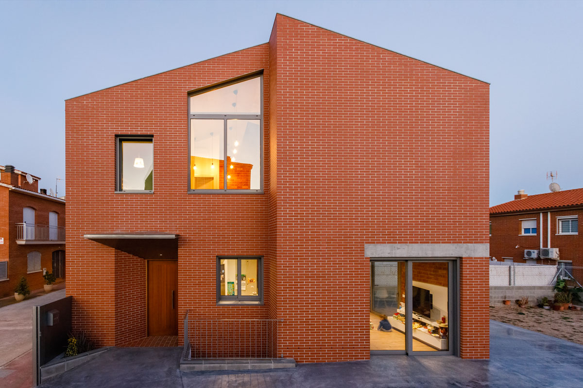 promotejado's tweet photo. 🏠Casa Lidia es un proyecto del arquitecto @soloperales con teja de nuestros amigos de @TejasBorja. Los espacios interiores bajo cubierta proveen de luz natural todas las horas que el sol está presente.
📷 @mgrassiphoto 
#juevesdearquitectura https://t.co/iXvRezzaFy