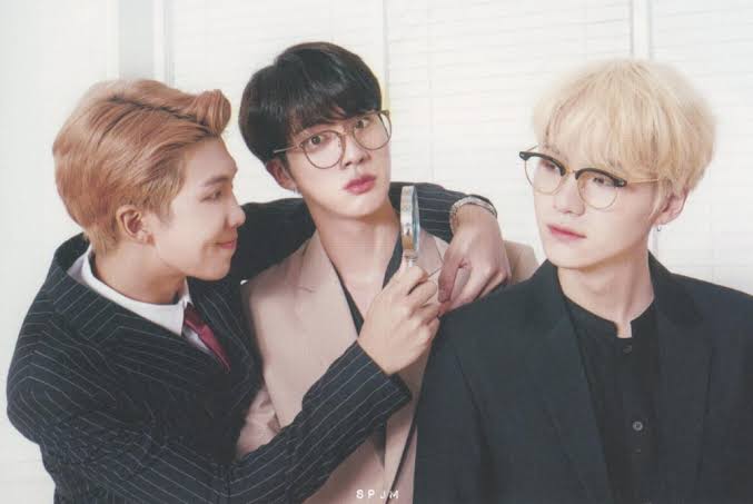 3rd Appearance : BTS WORLDThe characters in BTS world are linked in Chapter 6 and appear in each other's last chapter. Guess what the pairings are again? That's right. Hopekook, Vmin and Namgi.