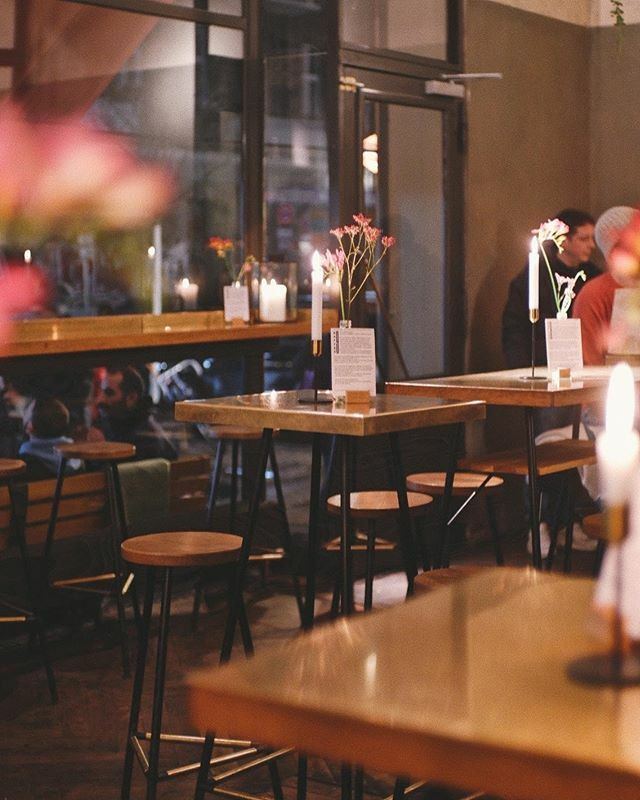 Ein Tisch für zwei bitte! Es ist Streetfood Thursday in der @markthalleneun und wir sind ready für euch! Kommt auf ein Drink vorbei! Oder auch zwei, oder drei… 🍸
.
#kaffee9 #streetfoodthursday #berlin #berlincocktails #cocktails #drinks #kreuzbergbar… ift.tt/2VexaQV