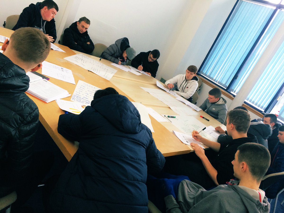 Glasgow_SL's tweet photo. Full group in working hard on our new Customer Service Award, researching different Social Media platforms 🤓 thanks to the players of @PostcodePress for allowing this to happen!! #hardworkpaysoff #preparingforwork #futureworkforce @Street_League https://t.co/txNzULCM7Y