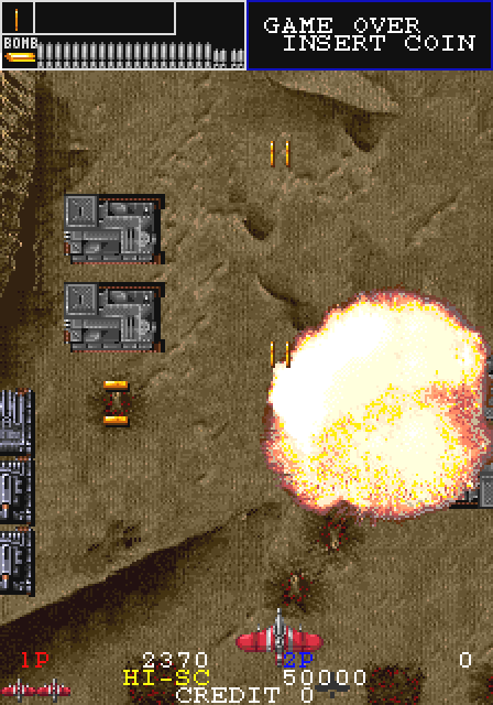 ゲーム開始時に敵が撃ってこないのは奇襲を受けているからだった。そして、ここでは本作に誘爆システムがある事が何気なく語られる。OP以外のサウンドを作曲したのが福森秀敏氏で、全曲素晴らしいが中でも屈指の1面『砂漠の山嵐』は悲壮さと吹きすさぶ荒野に硝煙とオイルの臭いすら漂う名曲だった。