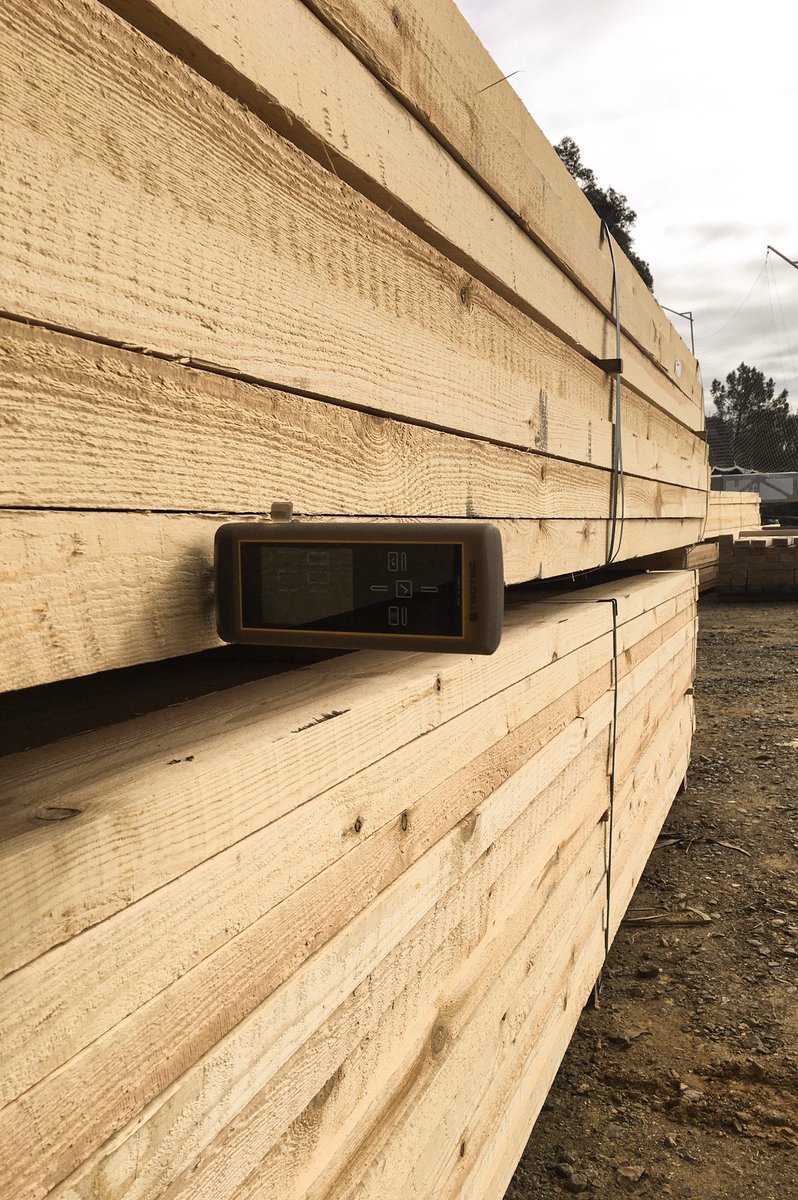 Hoy ha tocado mañana de campo, controlando la recepción de la madera en la carpintería que va a montar la estructura de entramado ligero de un proyecto de <a href="/CambiumMadera/">The Cambium Design</a> en Santiago de Compostela. En la foto, el xilohigrómetro en acción 🌲💧