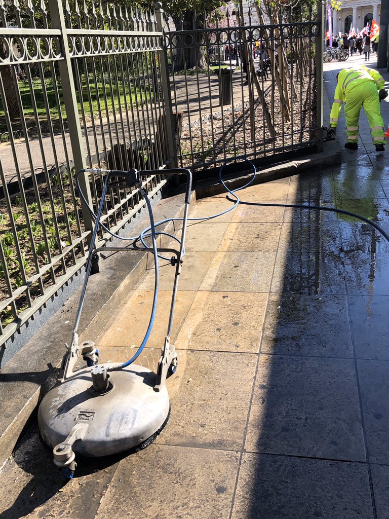 VBarthas's tweet photo. 3 actions nouvelles ou renforcées pour le plan propreté qui évolue constamment en s’adaptant aux besoins👉76 corbeilles Easy pour les quais du tramway 👉machine décapage 300bar 👉3 nouvelles corbeilles à papier compactantes installées rue de la Loge @Saurel_P #Montpellier https://t.co/jtk04yWaUE