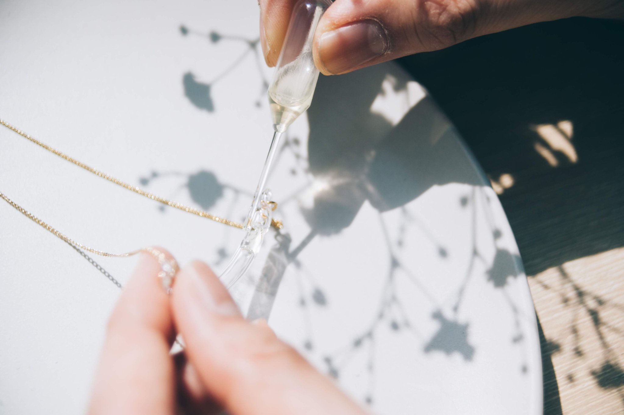 ハリオサイエンス Hario Relaxingのネックレスは 普通につけるだけでもかわいいのですが ガラスヘッドに開いた小さな穴に付属のスポイトで2 3滴分のアロマオイルや香水を入れると 自分にだけ優しく香ります 抱きしめてくれた人にも香るよ