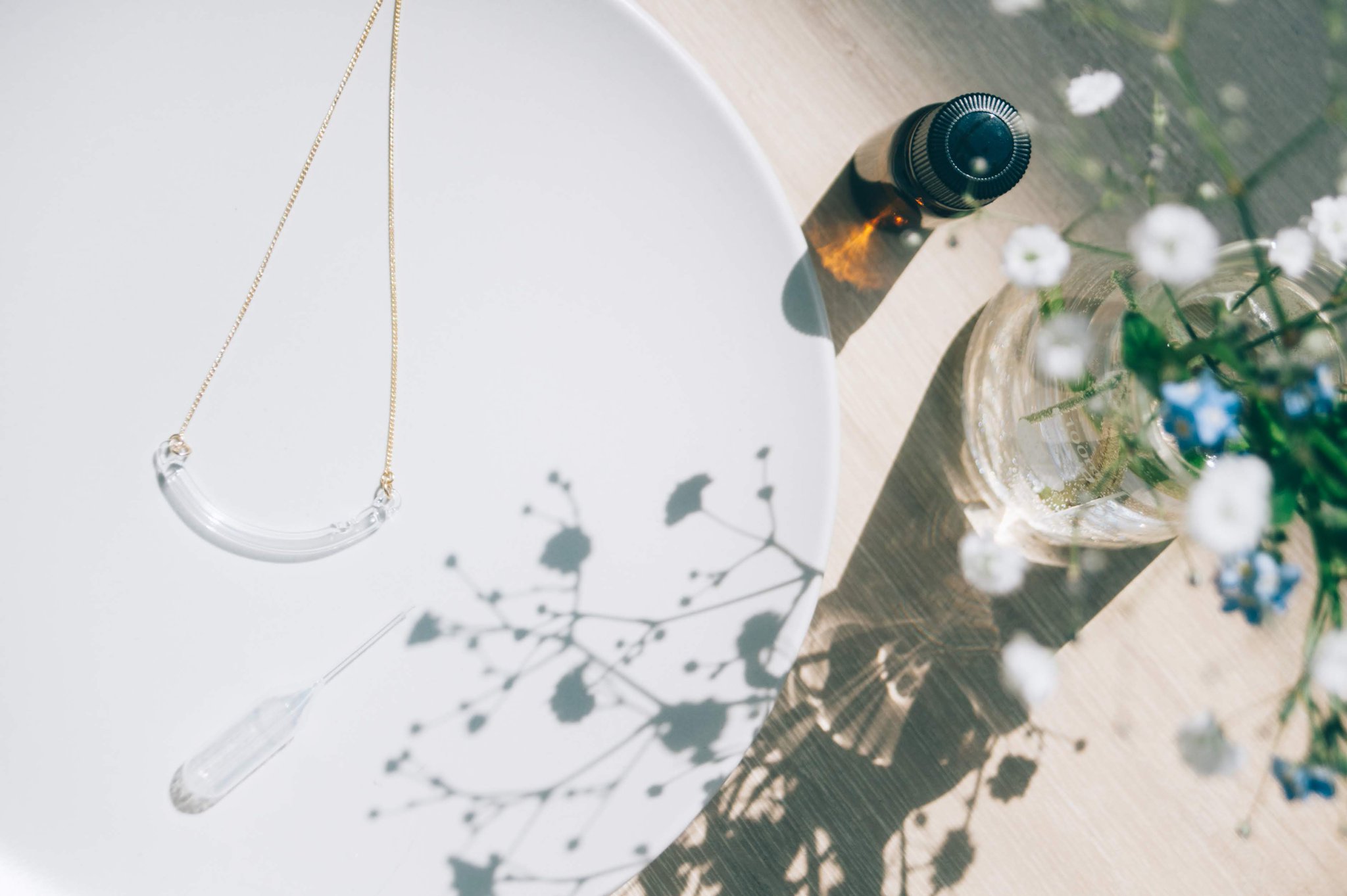 ハリオサイエンス Hario Relaxingのネックレスは 普通につけるだけでもかわいいのですが ガラスヘッドに開いた小さな穴に付属のスポイトで2 3滴分のアロマオイルや香水を入れると 自分にだけ優しく香ります 抱きしめてくれた人に