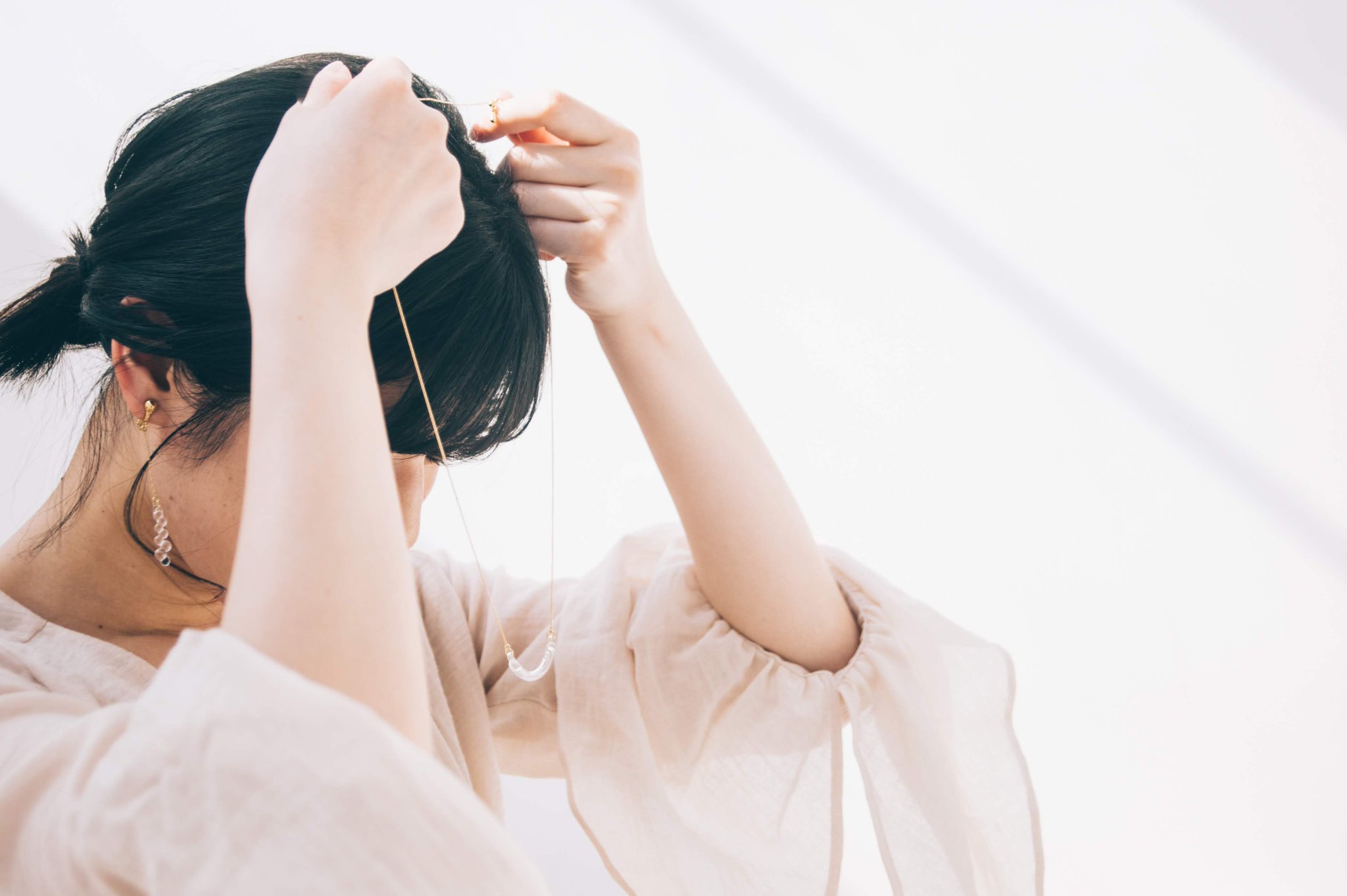 ハリオサイエンス Hario Relaxingのネックレスは 普通につけるだけでもかわいいのですが ガラスヘッドに開いた小さな穴に付属のスポイトで2 3滴分のアロマオイルや香水を入れると 自分にだけ優しく香ります 抱きしめてくれた人にも香るよ