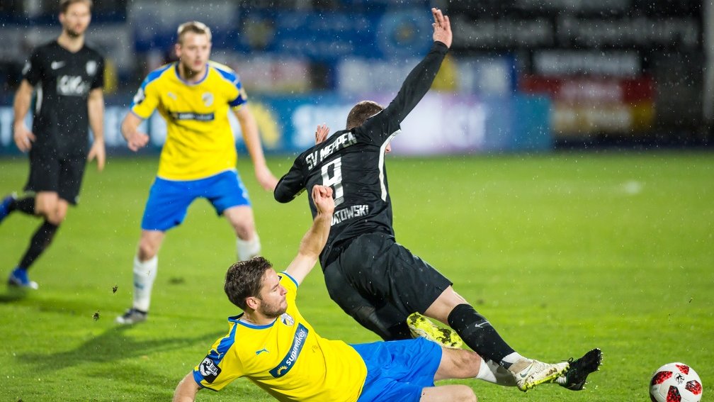 fccarlzeissjena's tweet photo. Trainer René #Klingbeil fordert gegen den @svmeppen1912: "Laufen! Reinschmeißen! Alles probieren!" 🔵🟡⚪️💪
Hier ➡️ https://t.co/nNCT8GJ746 gibt's den Vorbericht. Tickets hier ➡️ https://t.co/0J3CDXrwsZ
#FCCSVM #FCC #NiemalsAufgeben https://t.co/XbEANZgsjI