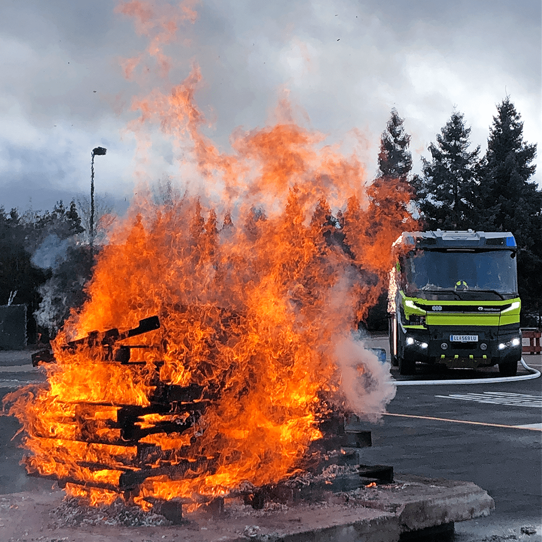 RosenbauerGroup's tweet photo. Since last year, the #CFT has been on the road in North America to demonstrate its innovative technology to fire departments in the USA &amp; Canada. 🇺🇸🛣️🇨🇦
More about the tour and the Concept Fire Truck's experiences in the #Rosenbauer Blog: ➡️ https://t.co/WtT7RkljKG
#CFTontour https://t.co/x8yE6aIzZU