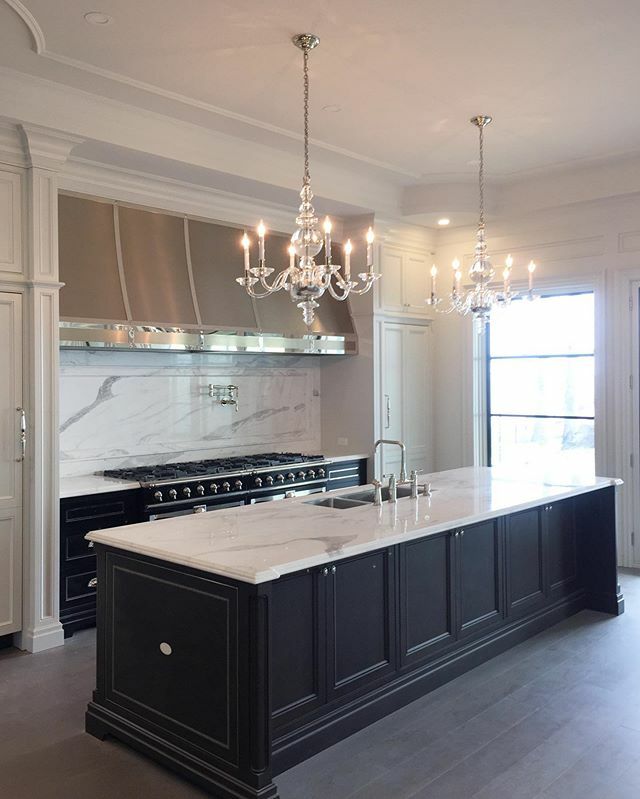 ReginaSturrock's tweet image. Looking back to the completed build stage of our #lakeshoreproject In the kitchen, a custom #rssignature range of white bronze and polished nickel finish takes a commanding role over two @lacornueofficial ranges. The island features book-matched quartzit… ift.tt/39Qjak8