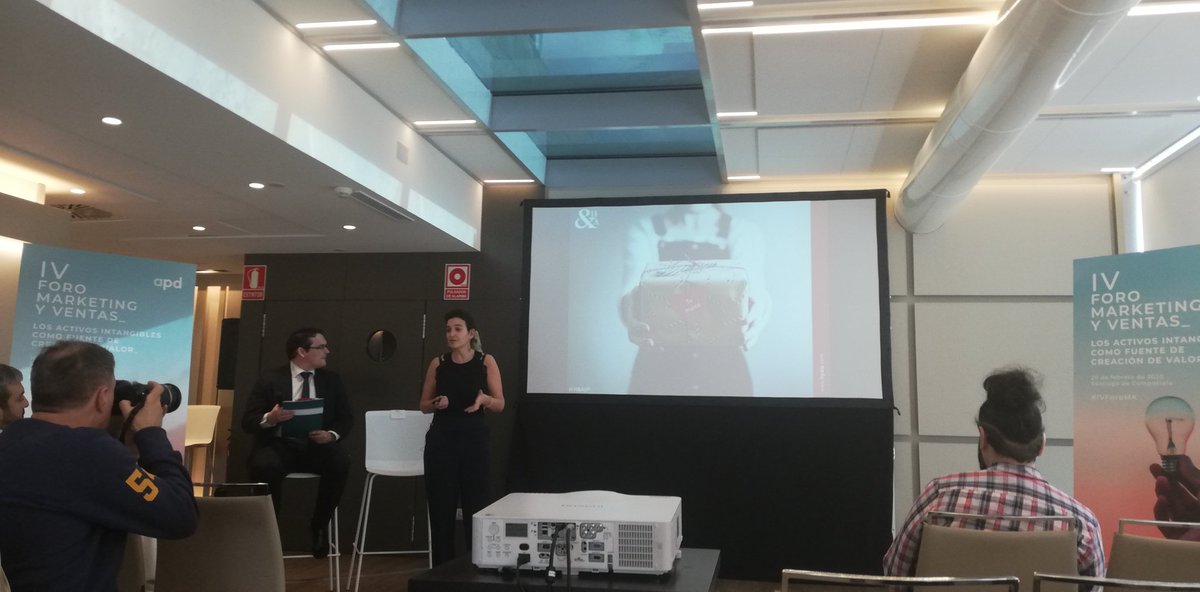 markea_gal's tweet photo. As marcas son activos intanxibles que crean moito valor. Aprendendo sobre protección de marcas con @ip_hya. 

Fantástico peche do IV Foro de #Marketing e #Vendas 💡🛒#IVForoMK @APDasociacion @dinahosting @clustercomunica https://t.co/cnOa2FjT0n