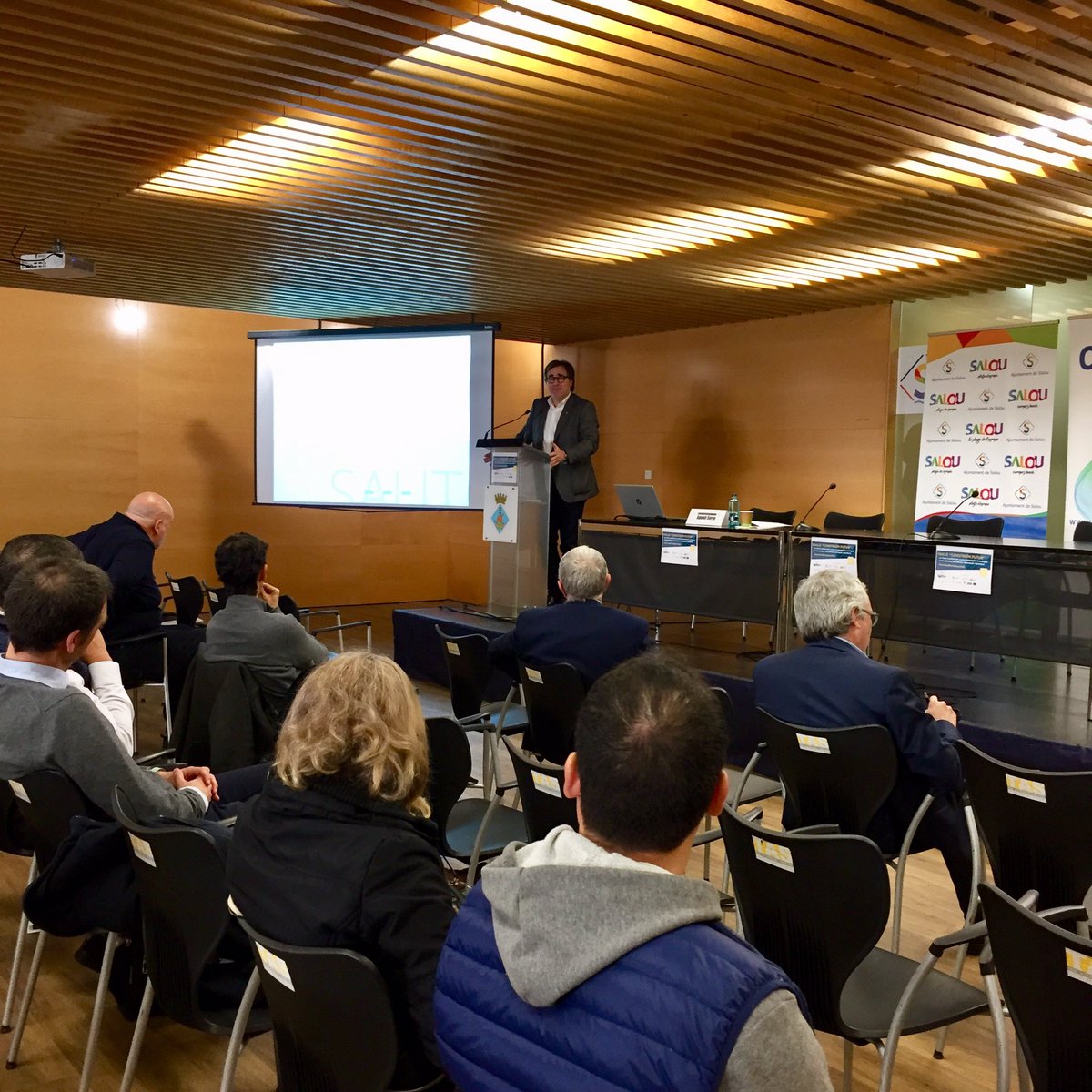 OEI_SmartCities's tweet photo. @AgustSerra de l,@AgendaUrbanaCat parlant de les polítiques de sòl i habitatge a Catalunya en el #construïmfutur de #salou https://t.co/HQAj5AkqWa