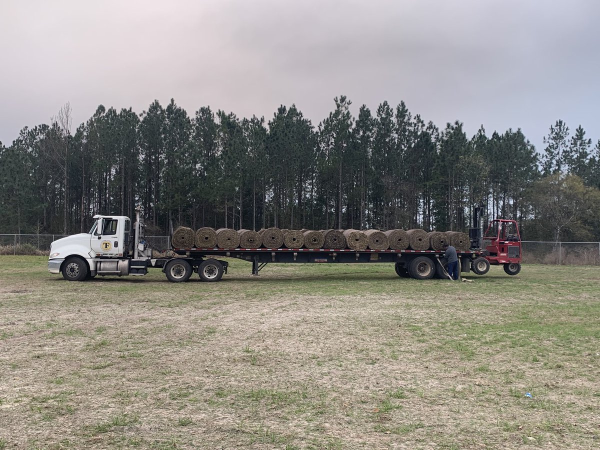 OHSKnightsFB's tweet photo. #Day8 Update
@OHSKnightsFB practice field is taking shape!
90 rolls of sod installed yesterday✅
114 more rolls to be installed today
1st @TaterFarms delivery of the day has arrived
#ThisIsGettingReal https://t.co/Q4TtbcJsFU