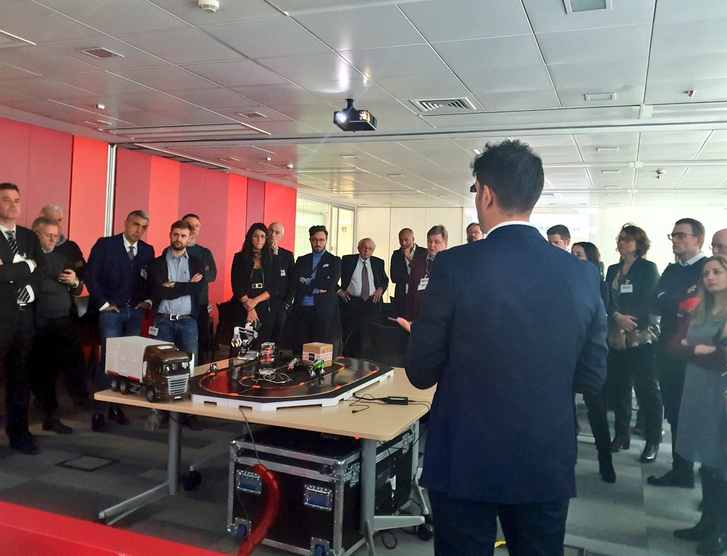 OracleItalia's tweet photo. Carlo Torriani, direttore vendite #ERPM sui nuovi clienti, spiega infine l'approccio applicativo di @OracleItalia su #IoT e #blockchain per l'#Industry40 "pacchettizzato" e pronto all'uso, sempre aggiornato grazie al #cloud e chiude la demo #scm e l'incontro https://t.co/rgEpMy7emz
