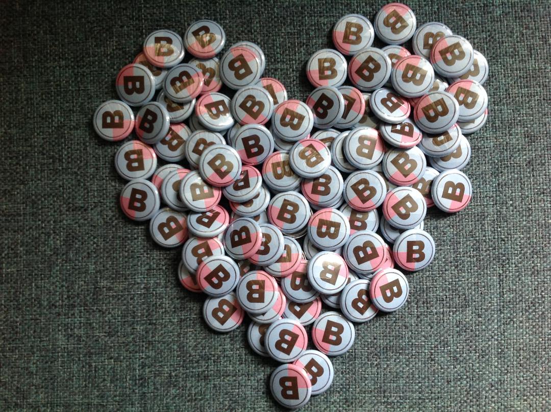 bucksbookaward's tweet image. Our badges have arrived, just in time for the launch of the BBA newsletter, Bookcast at the end of March!
Information on how you can get one will be announced in the newsletter!
#BBA2021
