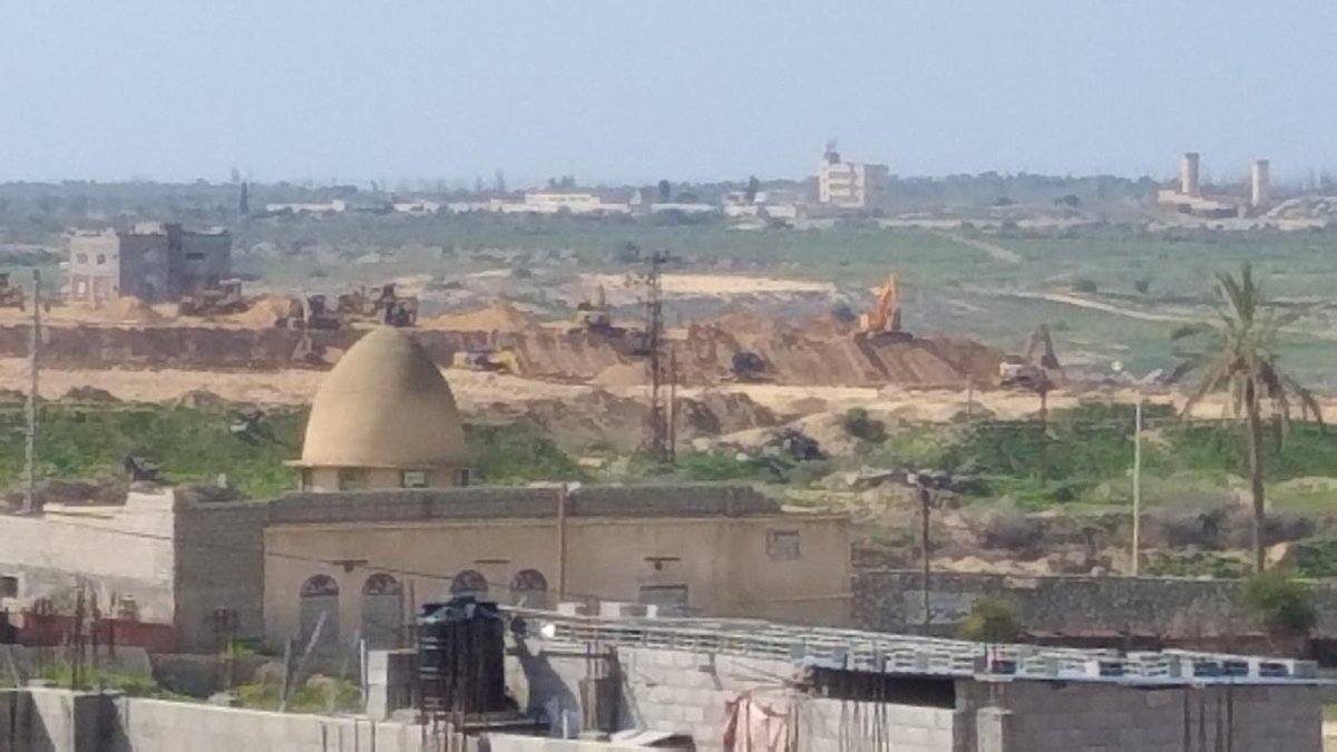 MiddleEastEyeFr's tweet photo. Les autorités égyptiennes ont commencé à ériger un large mur de béton le long de leur frontière avec la bande de Gaza, enclave palestinienne contrôlée par les islamistes du Hamas, ont indiqué mercredi une source sécuritaire et des témoins https://t.co/jjZhvuNSQr