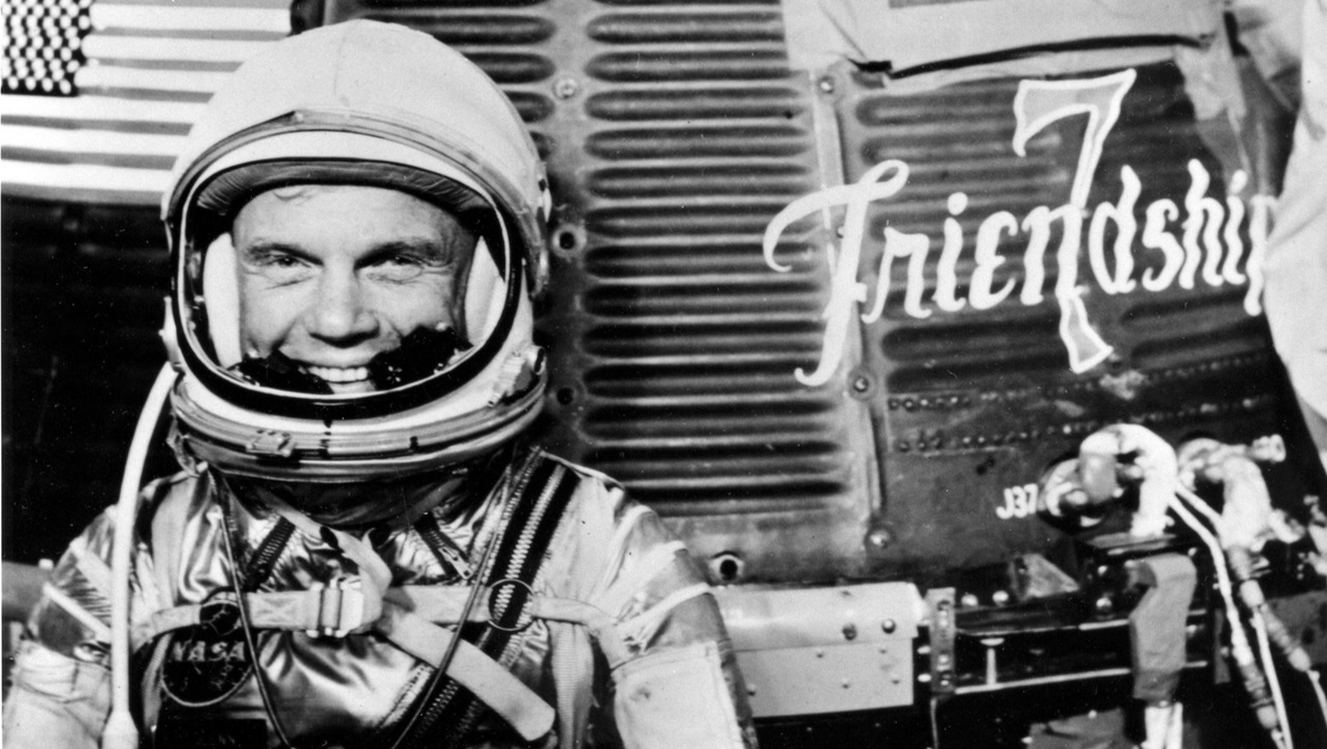 Space_Chronicle's tweet photo. 🚀The USA took a major step forward in the space race when John Glenn became the first American to orbit the earth February 20th 1962!

Glenn would orbit 3 times in the Mercury 6 "Friendship 7" spacecraft you see behind him here.#Space #mercury6 #Friendship7 #science #OTD https://t.co/KDfMsq3lLe