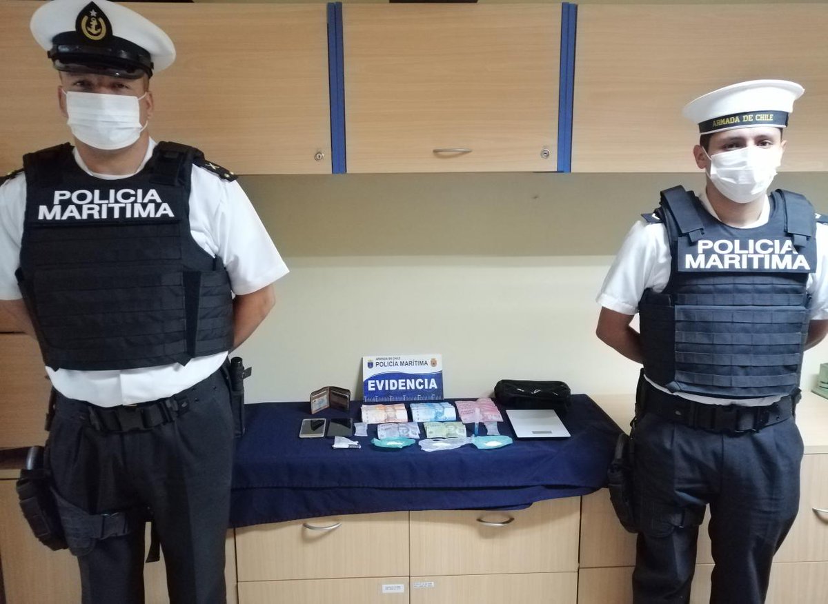 DGTM_Chile's tweet photo. Personal de la #CaPuerto de Constitución y el apoyo del Depto. de Inteligencia Marítima de la Gob. de #Talcahuano, en patrullaje por el borde costero, detectaron la existencia de drogas (Cocaína) entre las pertenencias de una persona.
Infractor quedó citado a la justicia. https://t.co/9pqVYkkGzX