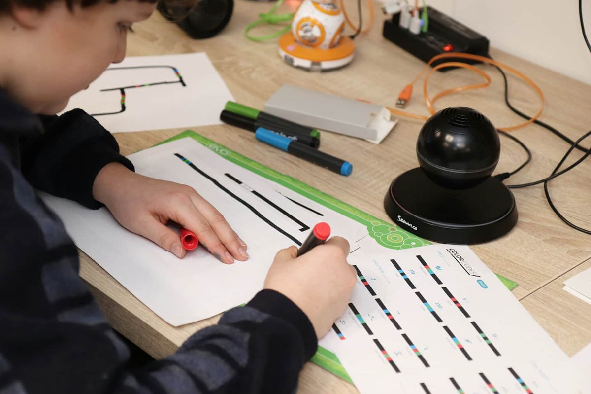 FakultaV's tweet photo. Digidoupě, to je naše laboratoř digitálních technologií. S oblibou ji navštěvují nejen studenti, ale i žáci a žákyně, naposledy z olomoucké ZŠ Demlova. Jejich nadšenou učitelkou je naše absolventka. Tak to má být! #návraty
#technologie #pdfupol #upol #palackyuniversity https://t.co/eYCRlf3r5P