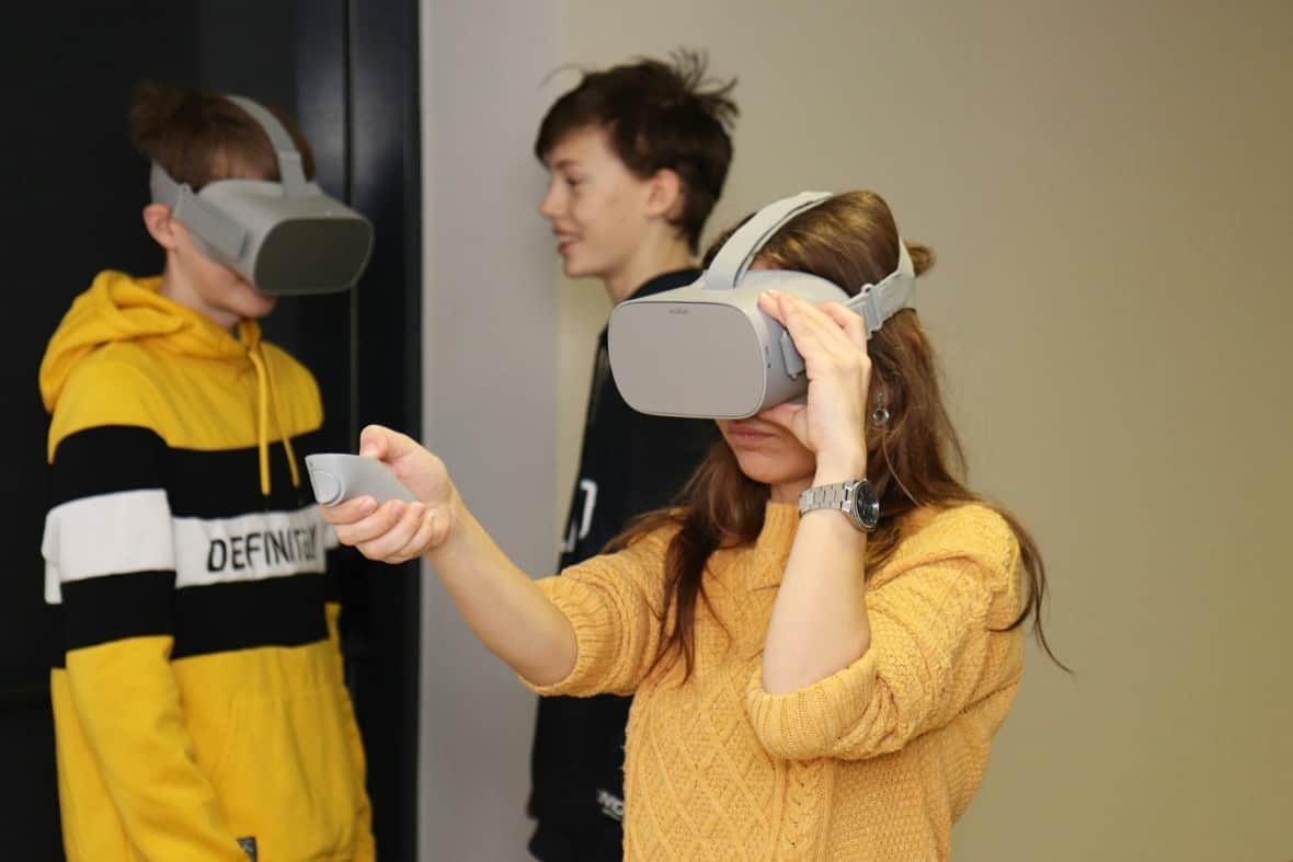 FakultaV's tweet photo. Digidoupě, to je naše laboratoř digitálních technologií. S oblibou ji navštěvují nejen studenti, ale i žáci a žákyně, naposledy z olomoucké ZŠ Demlova. Jejich nadšenou učitelkou je naše absolventka. Tak to má být! #návraty
#technologie #pdfupol #upol #palackyuniversity https://t.co/eYCRlf3r5P