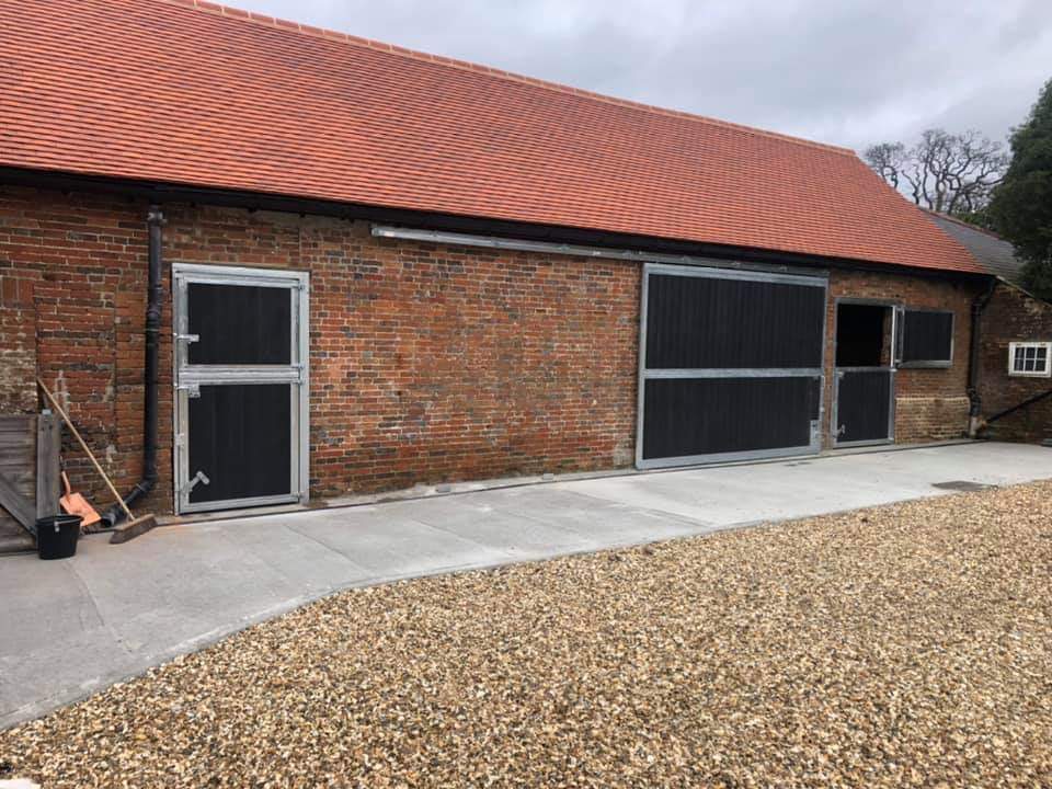StablesOnline1's tweet photo. Today’s Installation of a mixture of external stable and barn doors and premium internal stables. A return to an existing customer in the New Forest. All ready to be matted tomorrow with Sealed and Bonded 22mm Hammer Top mats. Looking smart. Well done Team #Equinehour #stables https://t.co/jcgUMaQxTg