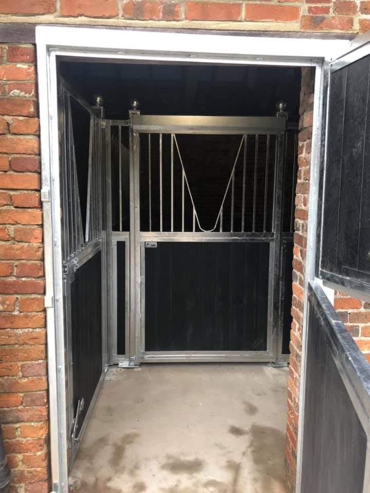 StablesOnline1's tweet photo. Today’s Installation of a mixture of external stable and barn doors and premium internal stables. A return to an existing customer in the New Forest. All ready to be matted tomorrow with Sealed and Bonded 22mm Hammer Top mats. Looking smart. Well done Team #Equinehour #stables https://t.co/jcgUMaQxTg