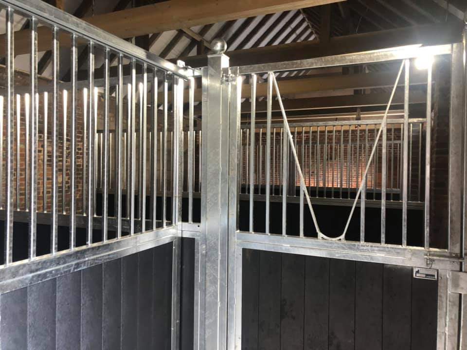 StablesOnline1's tweet photo. Today’s Installation of a mixture of external stable and barn doors and premium internal stables. A return to an existing customer in the New Forest. All ready to be matted tomorrow with Sealed and Bonded 22mm Hammer Top mats. Looking smart. Well done Team #Equinehour #stables https://t.co/jcgUMaQxTg