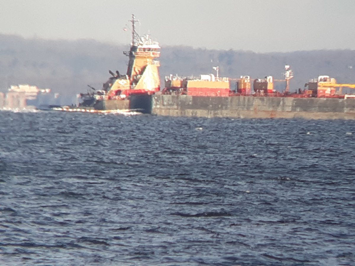 freightboy1's tweet photo. #tugboat CHRISTIAN #REINAUER upbound on #LI_Sound on this chilly morning, pushing #fuel barge https://t.co/ppLppCjJ0L