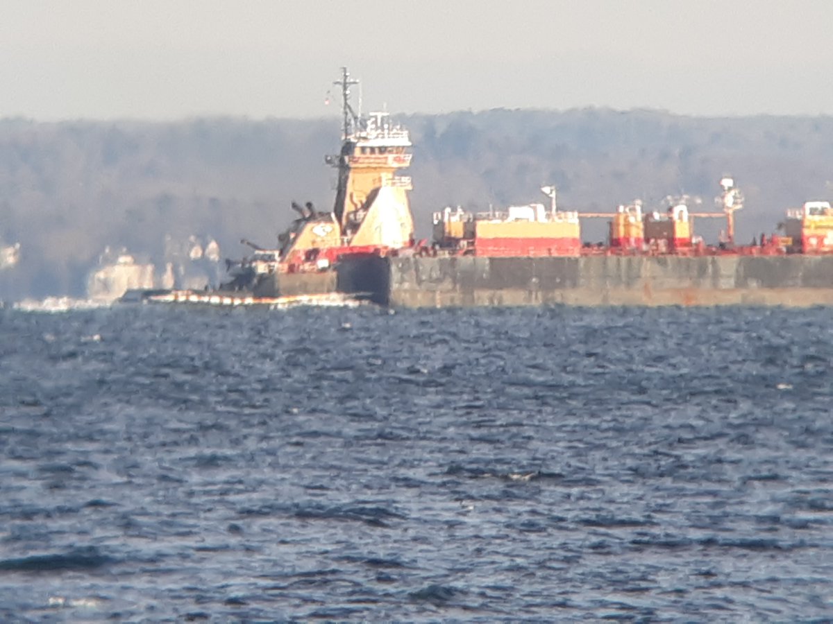 freightboy1's tweet photo. #tugboat CHRISTIAN #REINAUER upbound on #LI_Sound on this chilly morning, pushing #fuel barge https://t.co/ppLppCjJ0L
