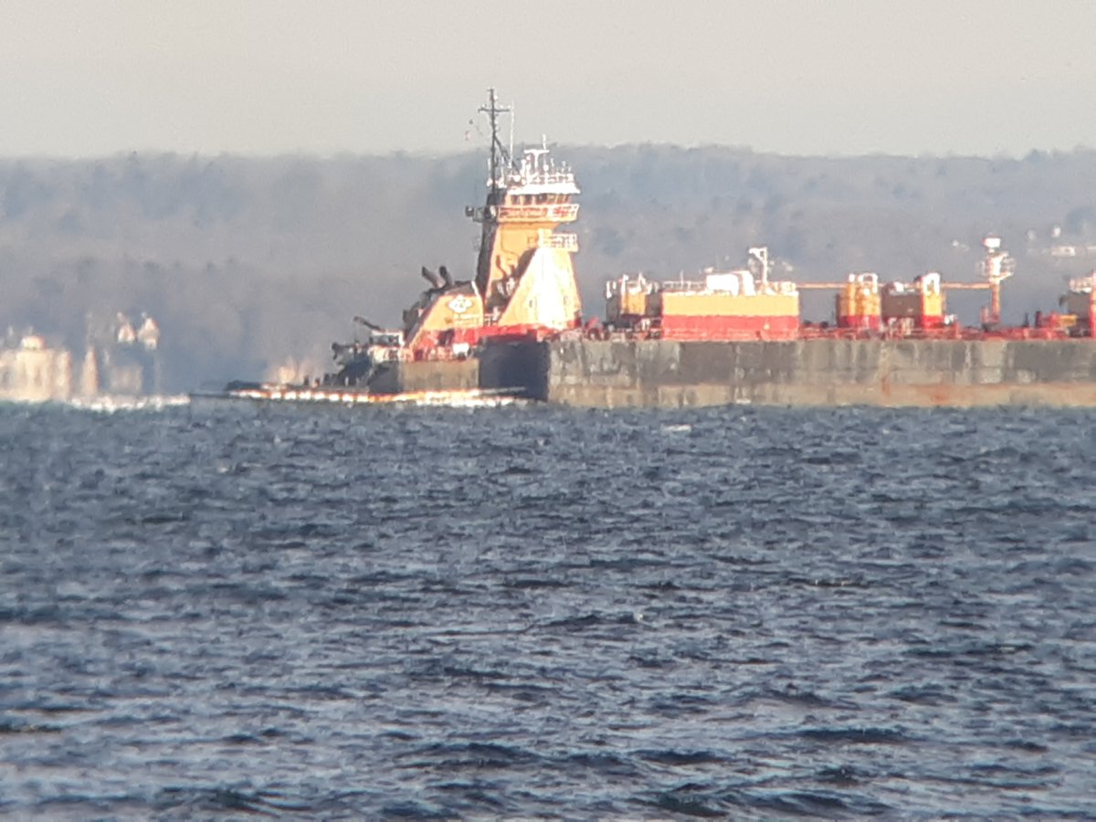 freightboy1's tweet photo. #tugboat CHRISTIAN #REINAUER upbound on #LI_Sound on this chilly morning, pushing #fuel barge https://t.co/ppLppCjJ0L