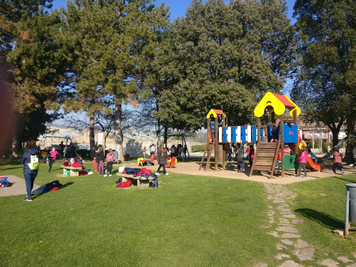 ie_martamata's tweet photo. Els de 3r i 4t de #PrimIEMM hem anat fins al parc de l’Alzinar on hem esmorzat i jugat. Un dijous llarder amb bon dia per preparar el Carnaval! https://t.co/LGXiHgOh4W