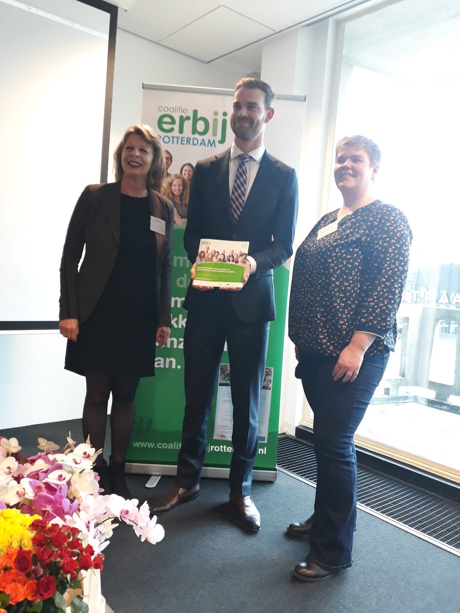 Overhandiging van het boekje met 8 interventieprofielen voor de aanpak van eenzaamheid en sociaal isolement bij ouderen aan wethouder <a href="/SvendeLangen/">Sven de Langen</a>. Bedankt <a href="/anjamachielse/">Anja Machielse</a> en Janneke Ariaans! #KomErbij2020