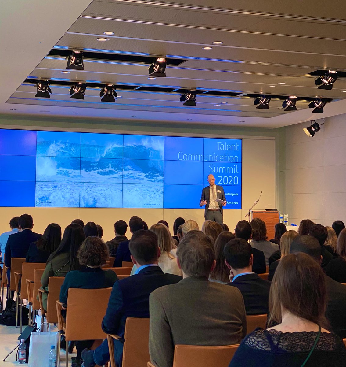 Kommt da eine Flut auf und zu? <a href="/christianholzCH/">Christian Holz</a> zur Veränderung des Klimas in der #TalentCommunication. #TalentCommSummit <a href="/PotentialparkAB/">Potentialpark</a>