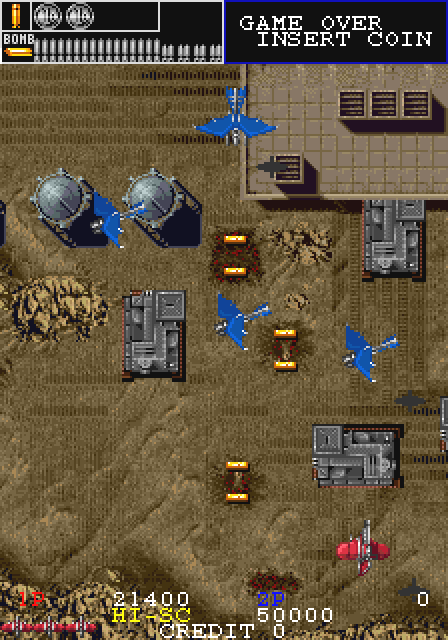 スクロールして行くと、ステージが進むと、“そこがどんな所で、何が起こったのか？”というのを背景で明確に伝える手法も仙波さんが完成させたと思っていて（魔界村が嚆矢か）、眼下に墓地が広がり始め、棺桶を模した格納庫には重戦車が収まり、僅かに残った建物にもやはり敵が中に入っているという。