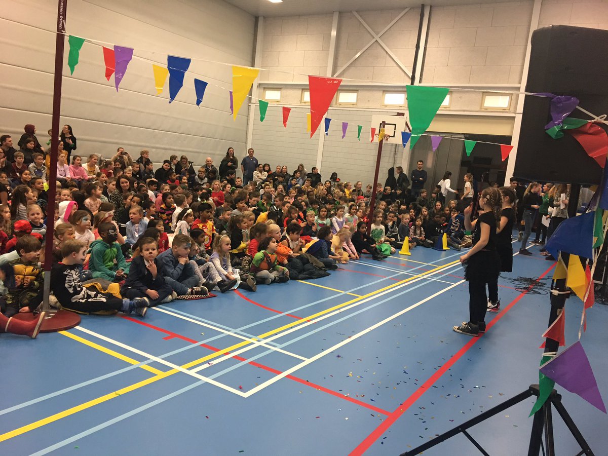 obsPortland's tweet image. De jaarlijkse talentenshow is begonnen! #talent #mooi